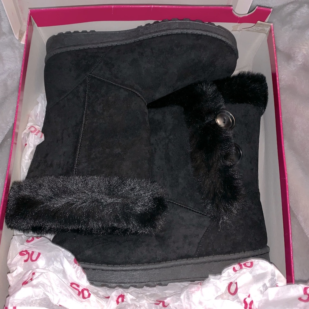 🌻Black boots with fur NEW NEVER WORN🌻